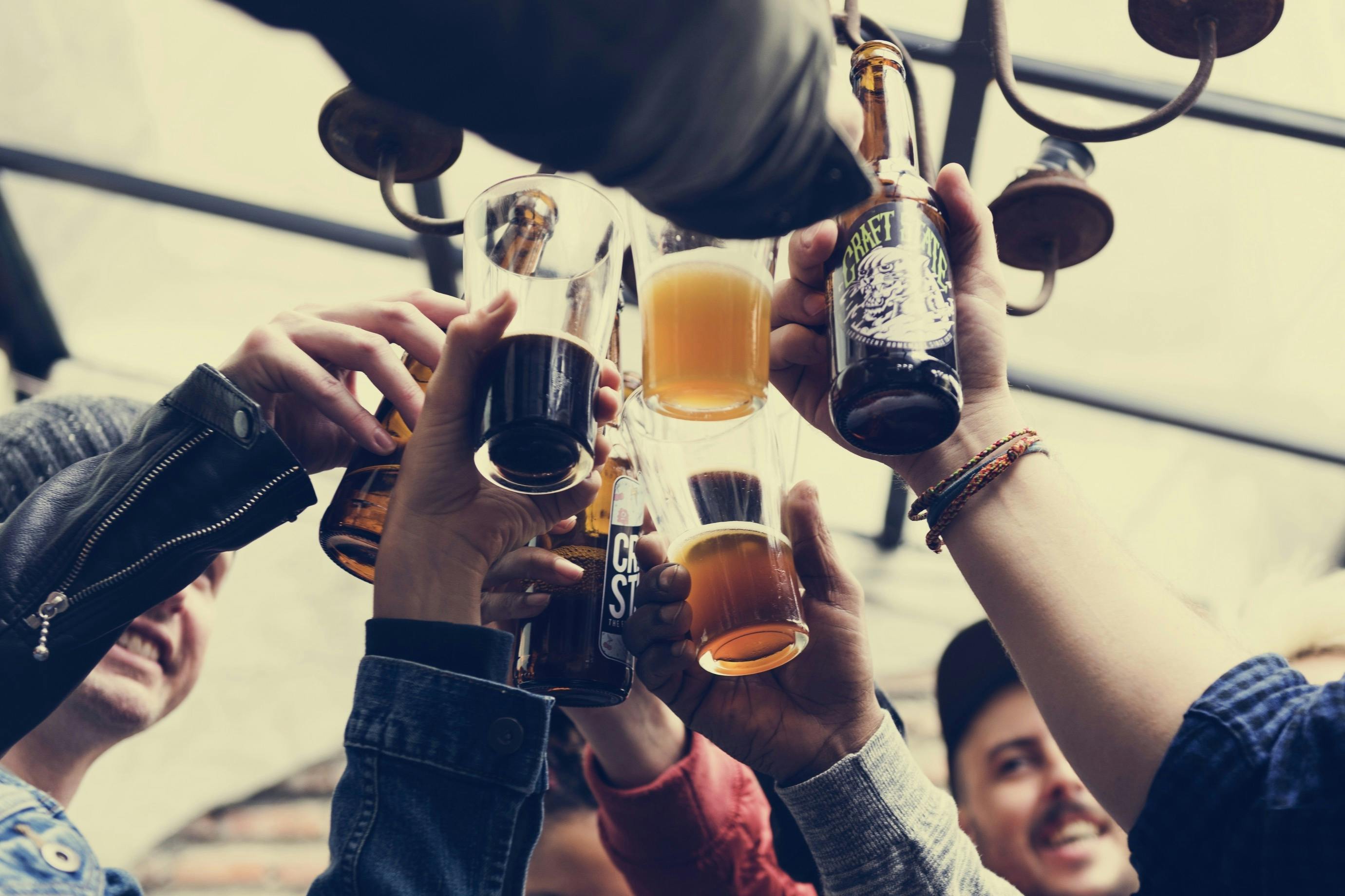 Ruce držte nápojové piva na zdraví lahví