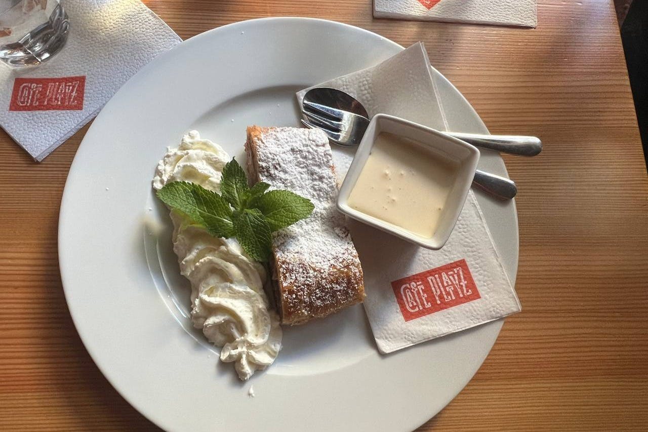 Café Platýz και στρούντελ μήλου με ελαφριά κρέμα βανίλιας - λαχταριστό