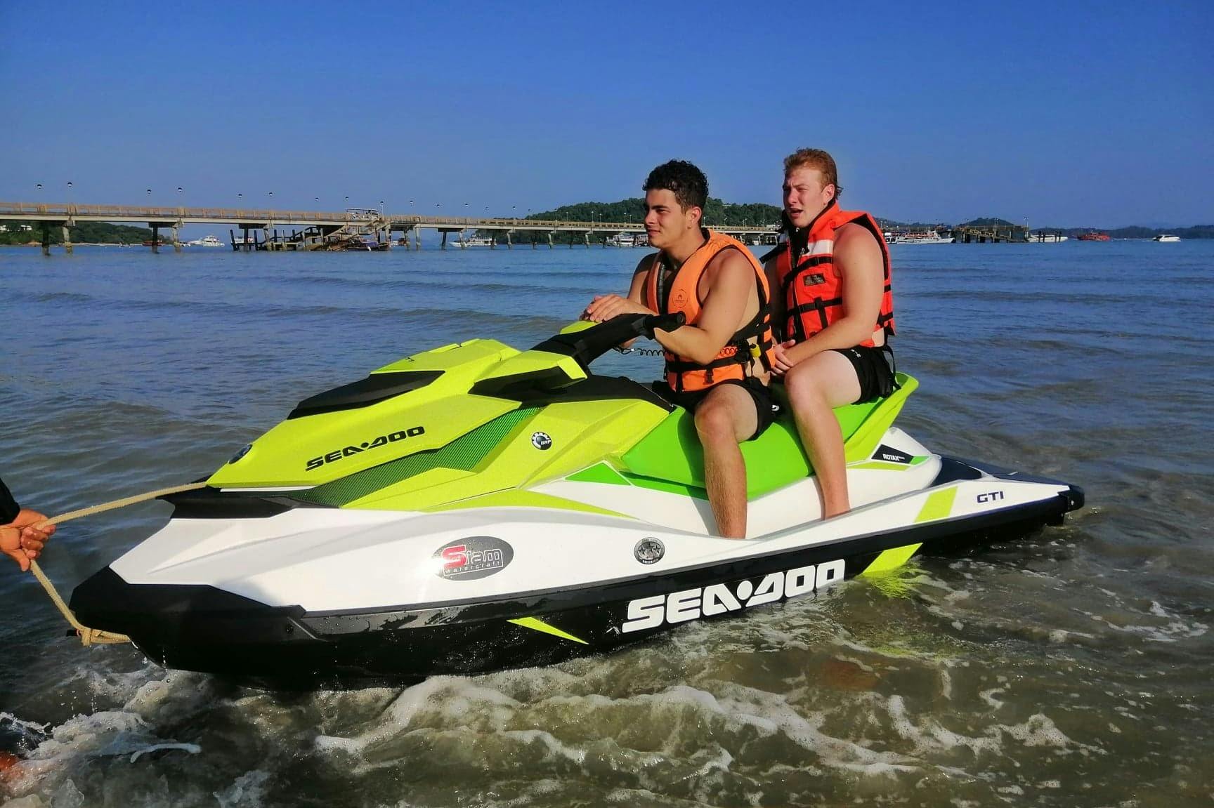 Απόλαυσε τη συγκίνηση του τζετ σκι απολαμβάνοντας την εκπληκτική θέα των νησιών.