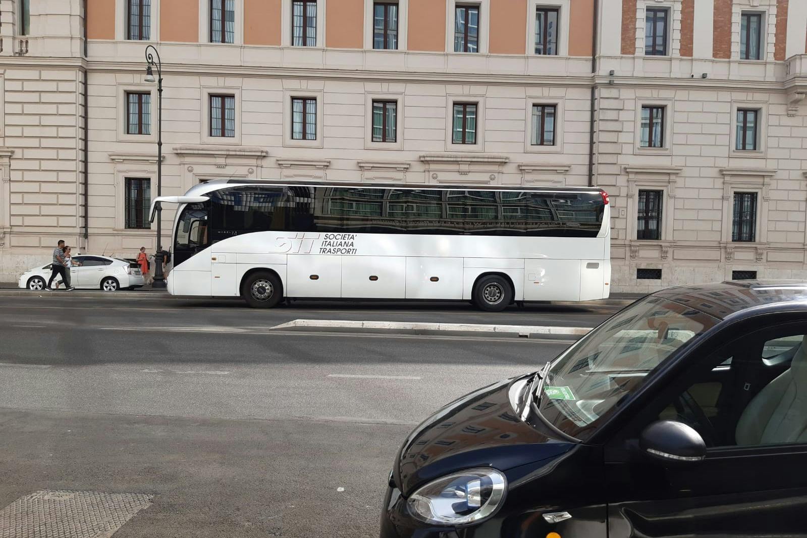 Facade af bygningen ved busstoppestedet i Via Marsala 5