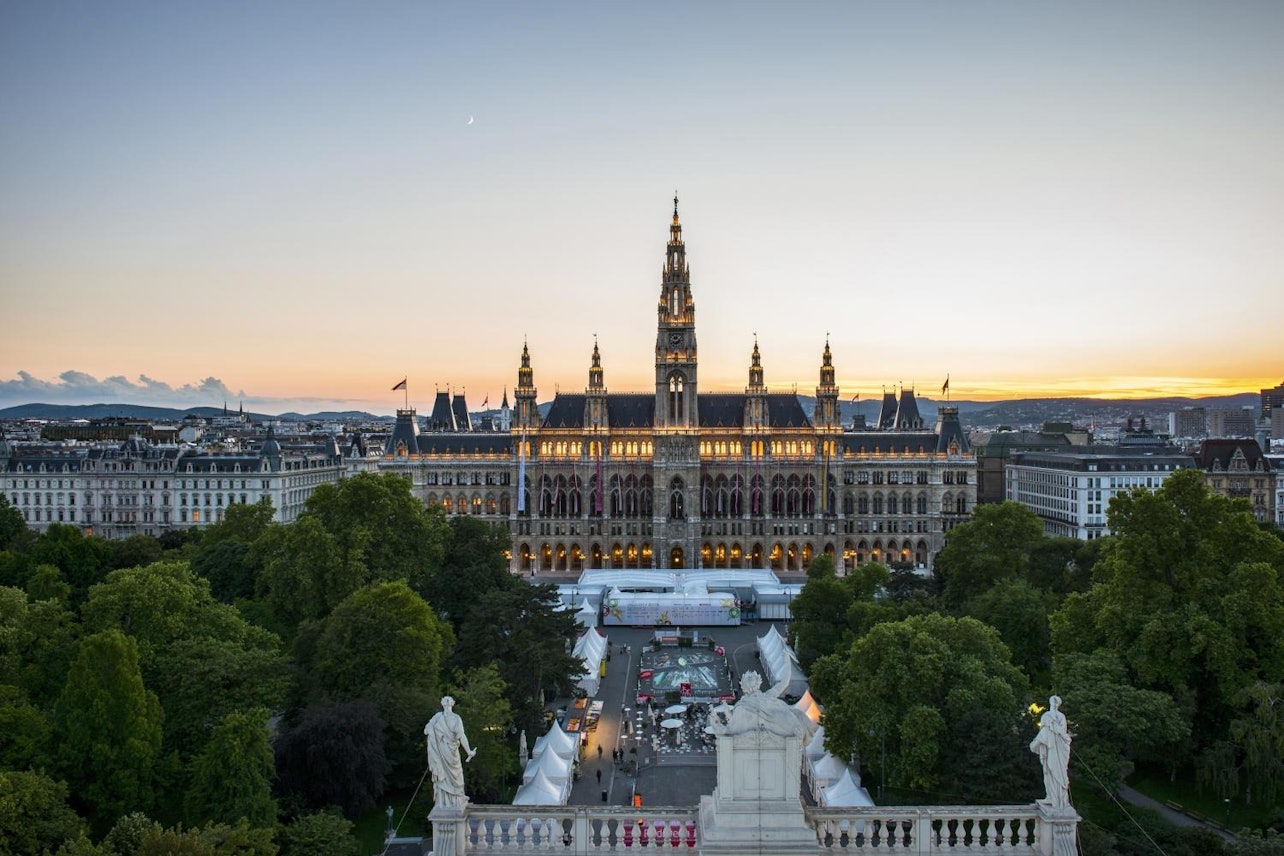 Vienna: Panoramic Evening Bus Tour - Accommodations in Vienna