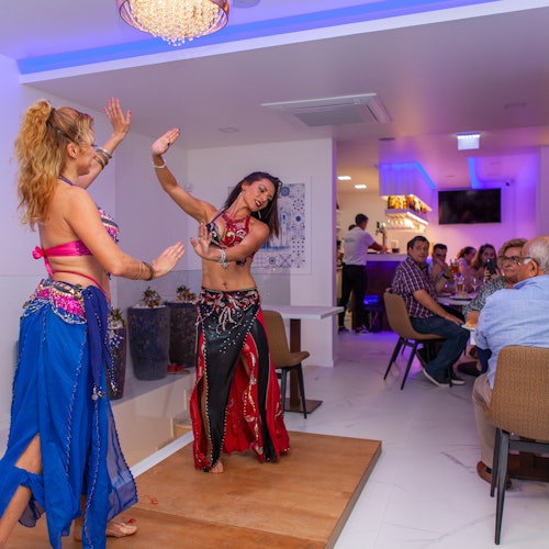 Portimão: Arabian Dance Show with Tapas and Wine