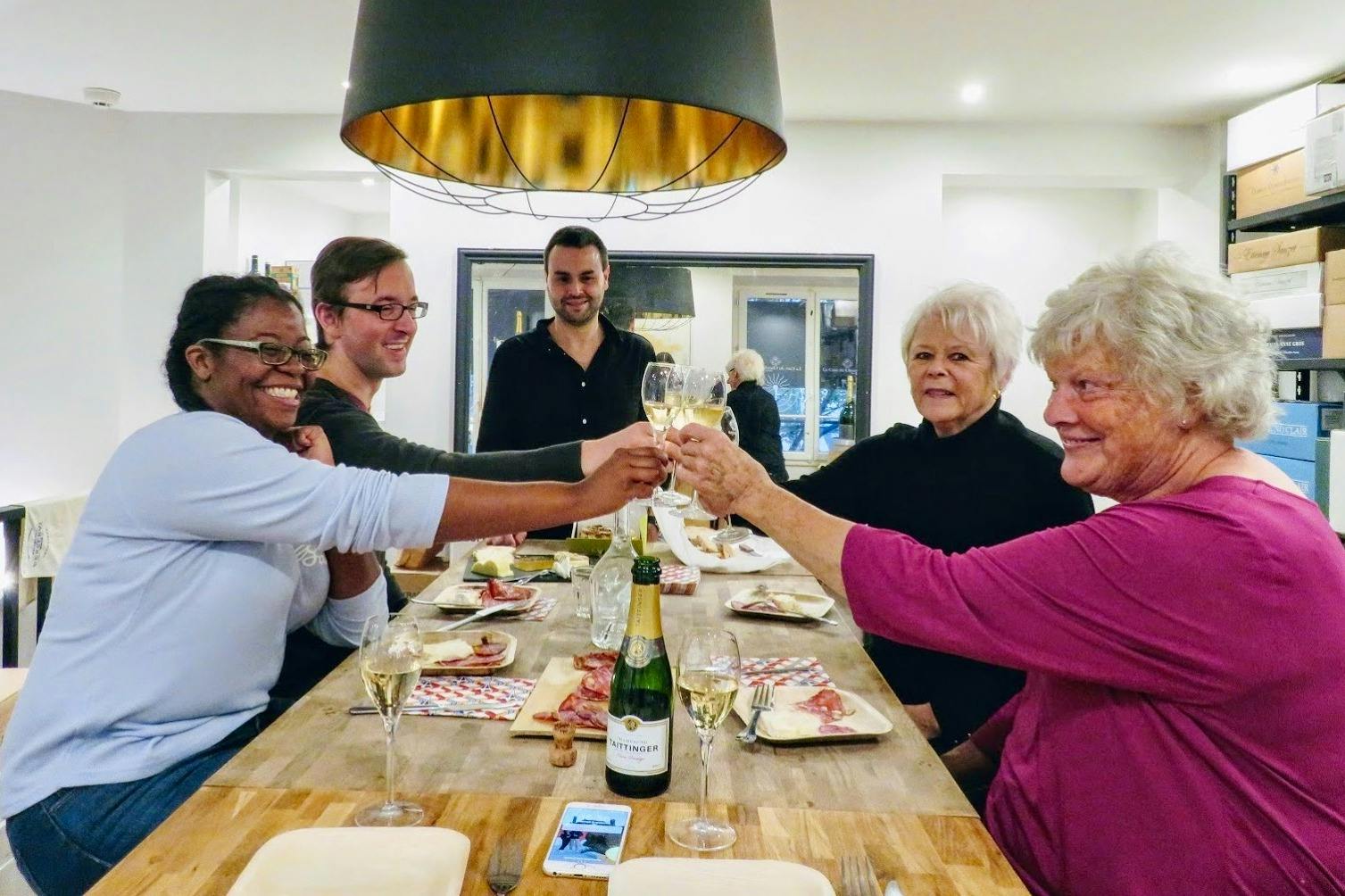 Połączenie jedzenia i szampana.