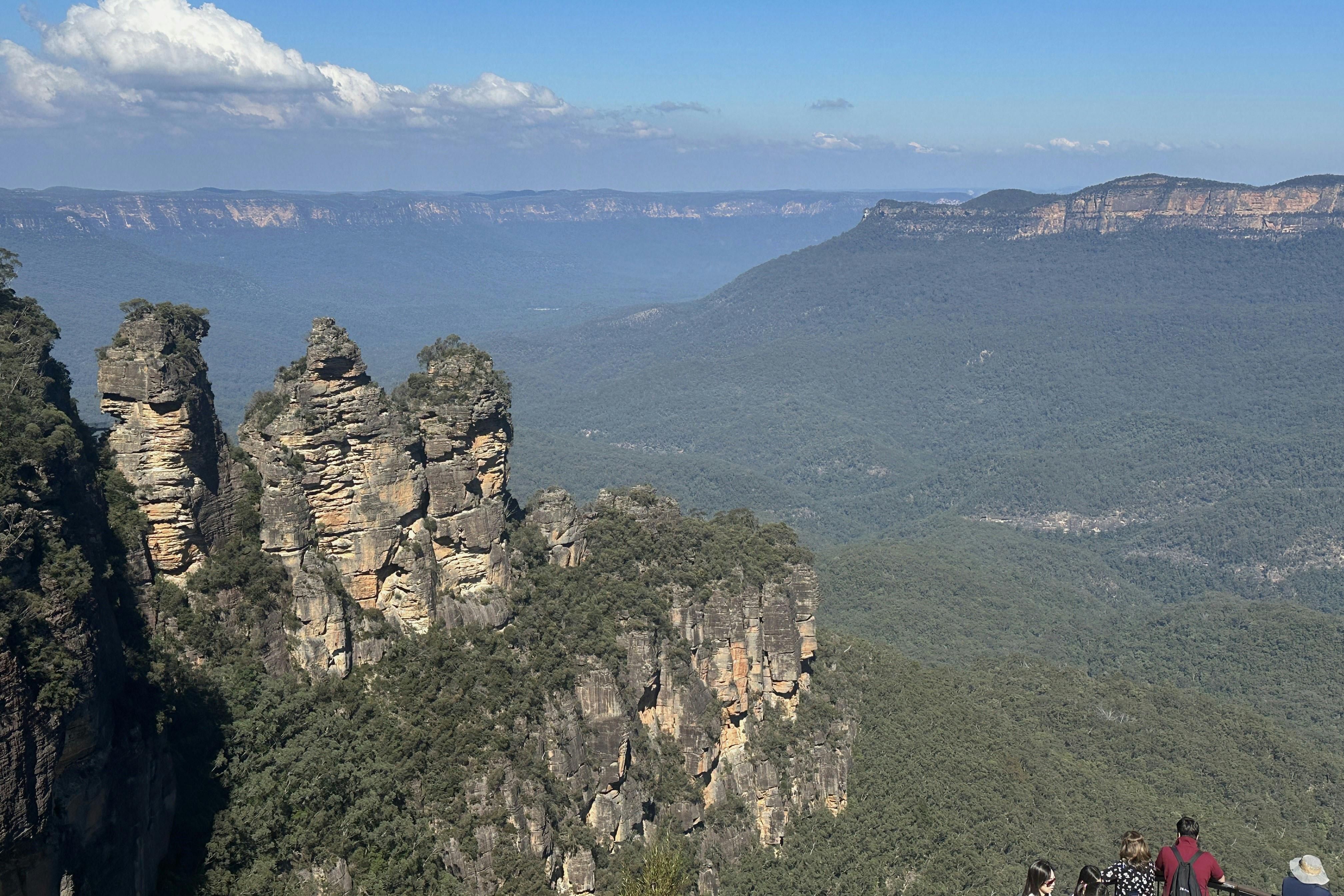 Sehen Sie die berühmten Three Sisters und genießen Sie die atemberaubende Aussicht auf die Blue Mountains.