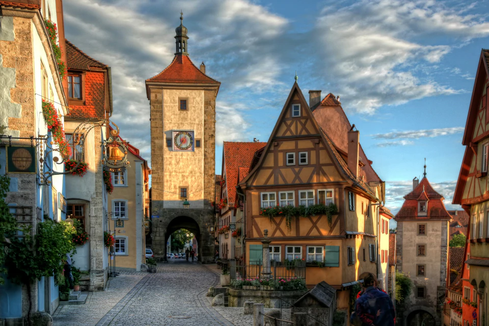 Plönlein Rothenburg o.d.Tauber- Tag Gasse Siebersturm Kobolzeller Tor Brunnen leer hell Sommer©Rothenburg Tourismus Service,