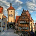 Plönlein Rothenburg o.d.Tauber- Tag Gasse Siebersturm Kobolzeller Tor Brunnen leer hell Sommer©Rothenburg Tourismus Service