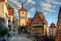 Plönlein Rothenburg o.d.Tauber- Tag Gasse Siebersturm Kobolzeller Tor Brunnen leer hell Sommer©Rothenburg Tourismus Service,