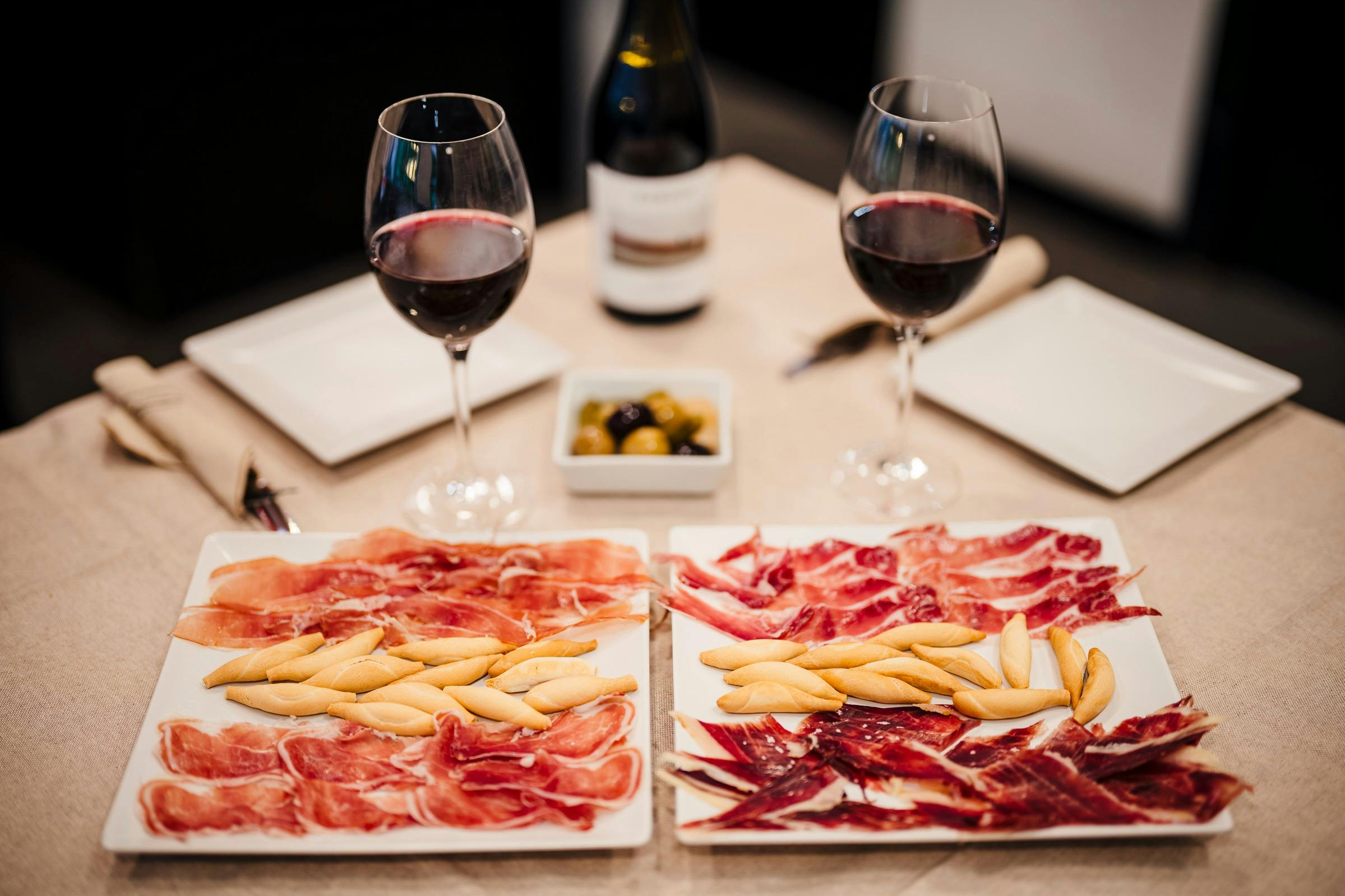 Assiette de jambon et de vin