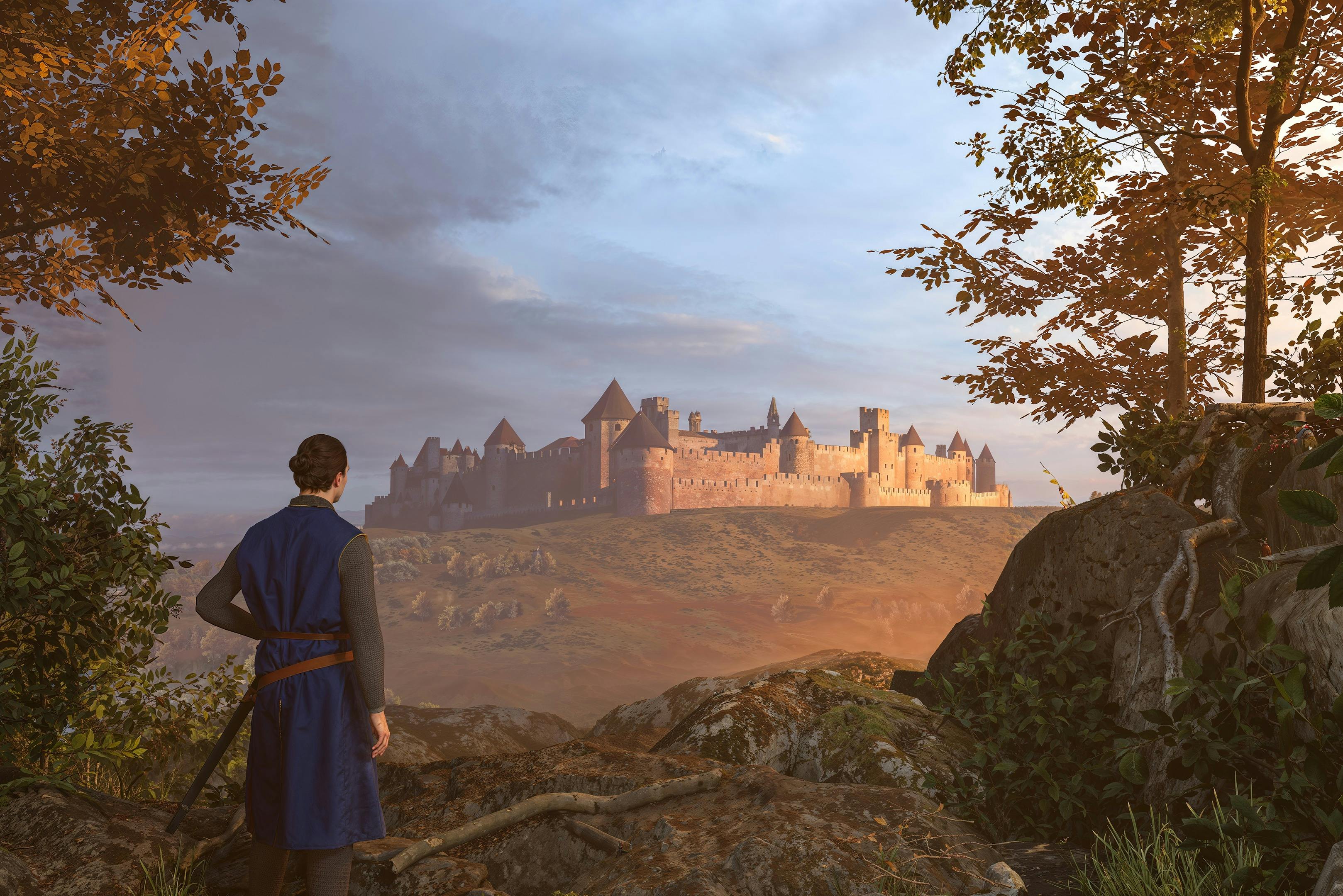 一个穿着中世纪服装的人站在多岩石的地形上，在多云的天空下俯瞰远处的一座大城堡。