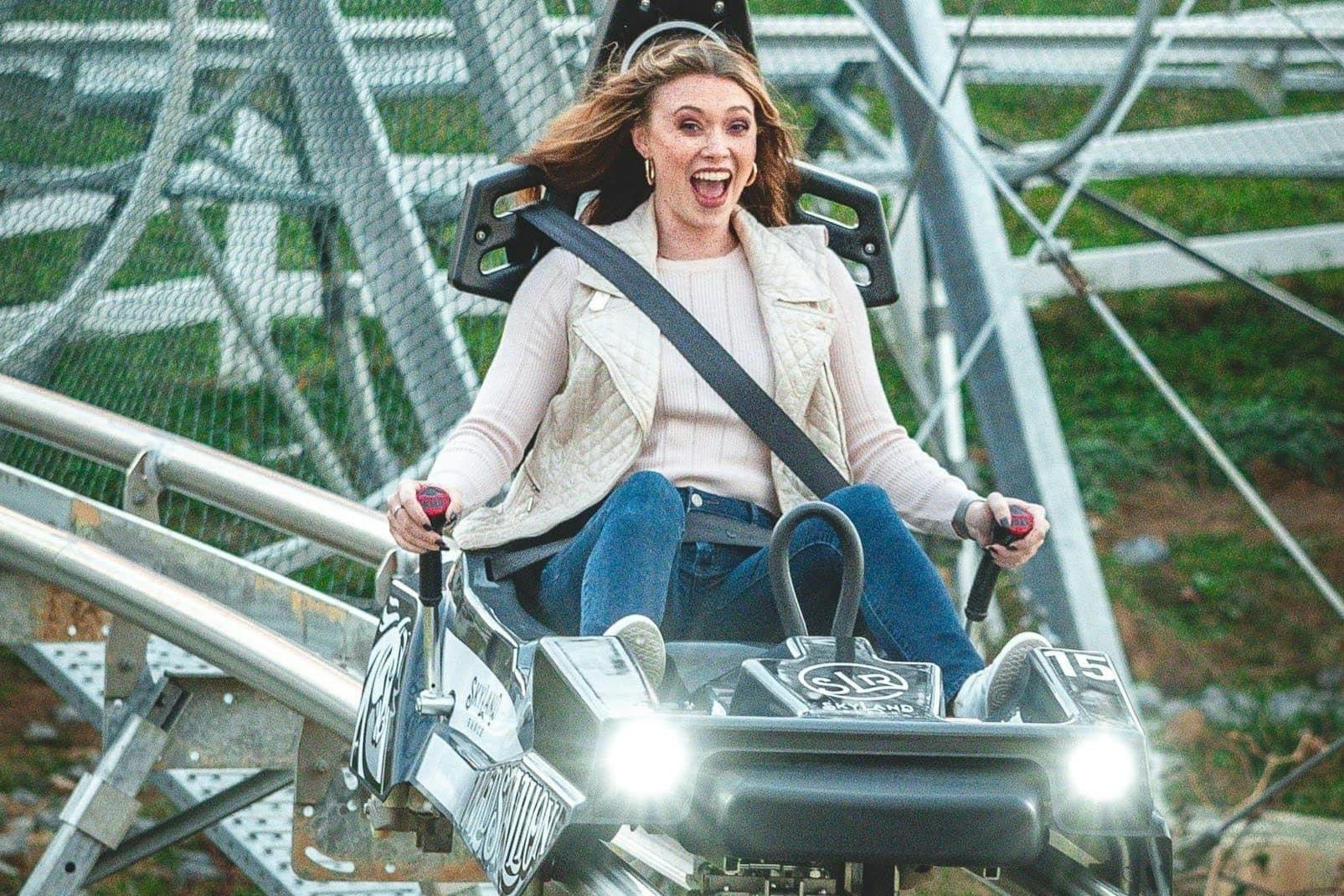 Επισκέπτης στο τρενάκι του λούνα παρκ σε 360