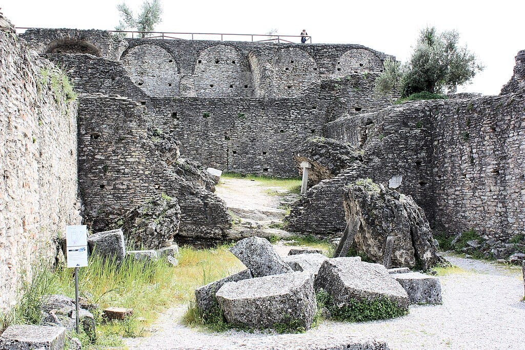 Σπήλαια του Κάτουλλου στη Σιρμιόνε