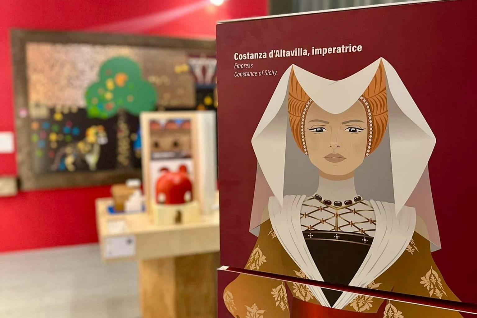 西西里岛的康斯坦丝在红色背景上穿着历史服装的插图，上面的文字将她标识为皇后。