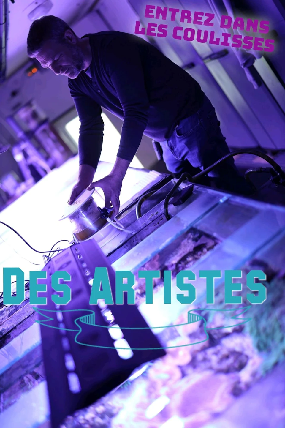 Person adjusting equipment under purple lighting next to a glowing tank. Text overlay reads "DES ARTISTES" with decorative lines.