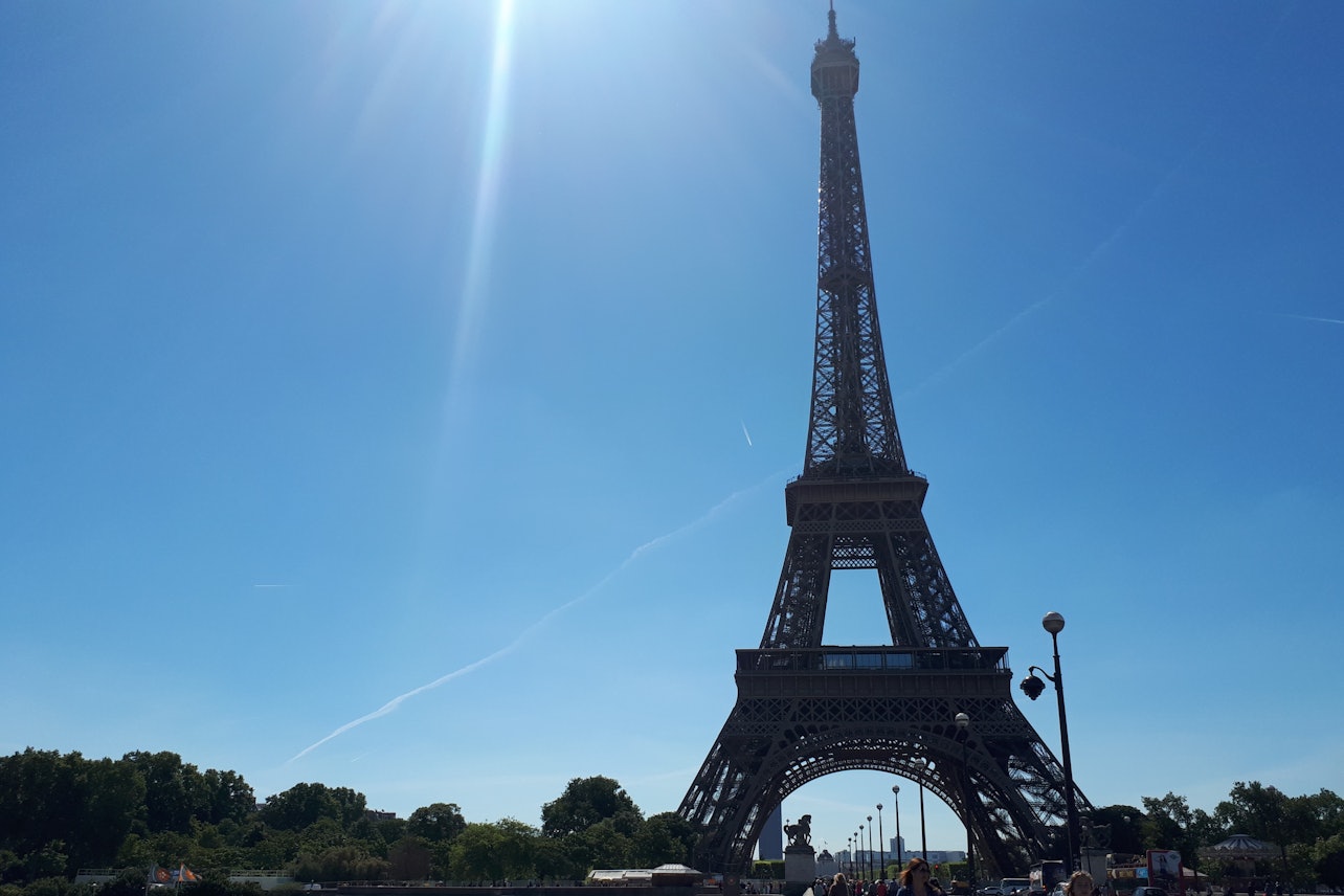 Torre Eiffel: Visita guiada da cúpula em pequenos grupos - Acomodações em Paris