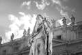 Foto artística en blanco y negro de una de las principales estatuas de la Plaza de San Pedro.