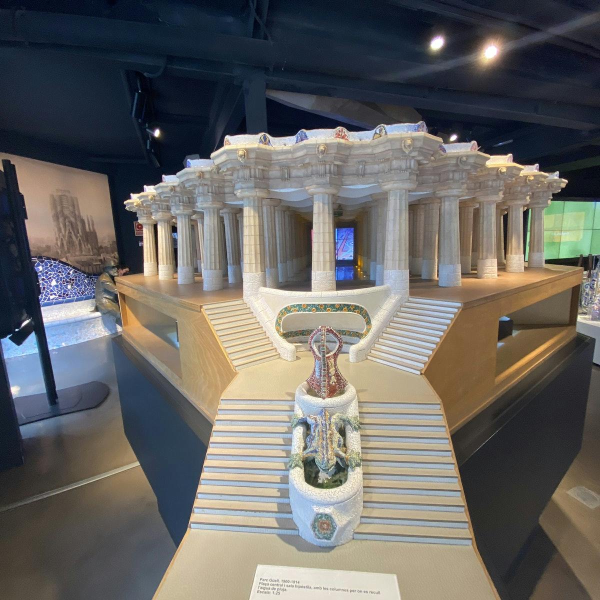 기둥, 입구로 이어지는 계단, 앞에 화려한 동상이 있는 클래식 건물의 세부 모델입니다.