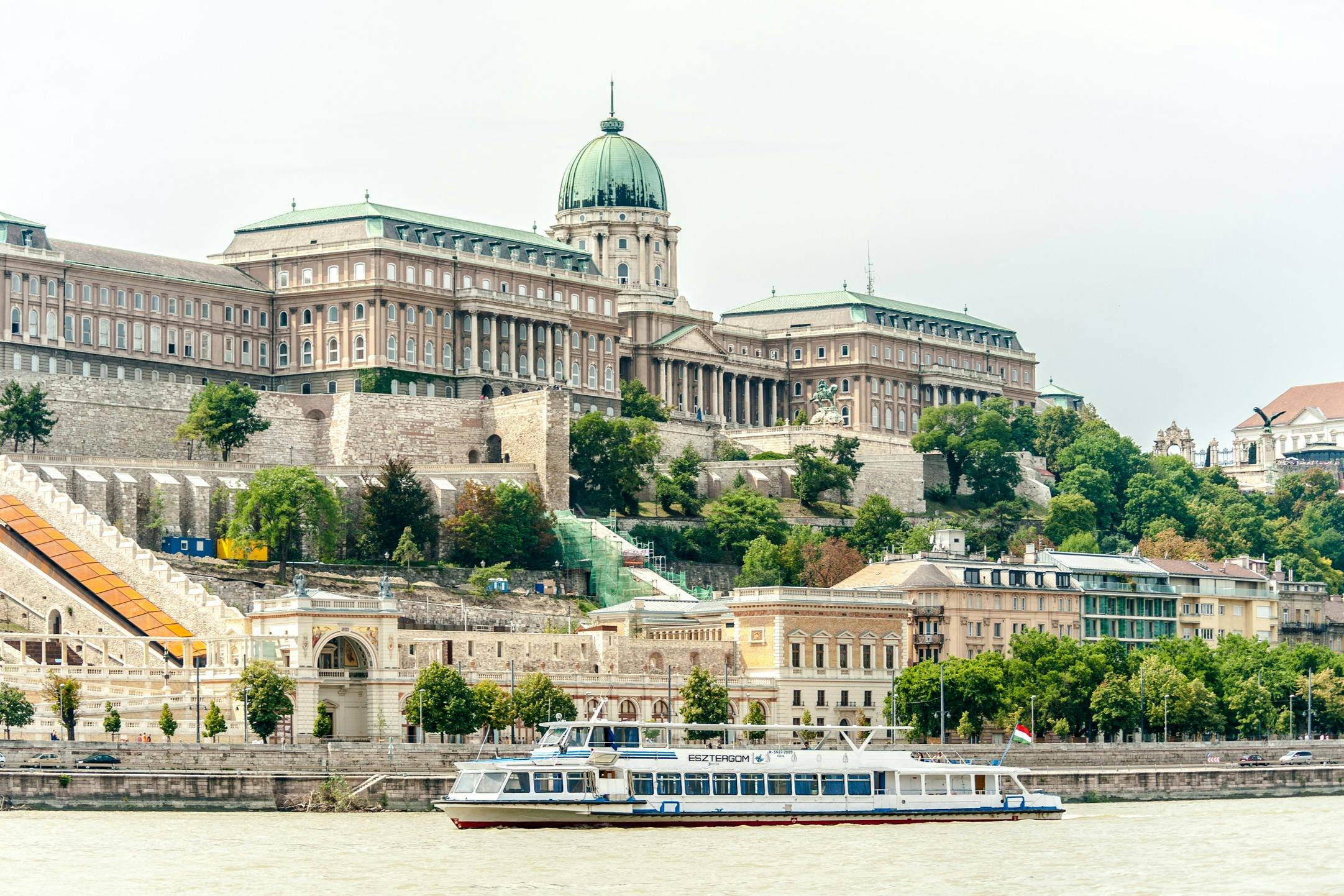 Budapest: Hop-on Hop-off Sightseeing Cruise + Audio Guide + 1 Drink 3