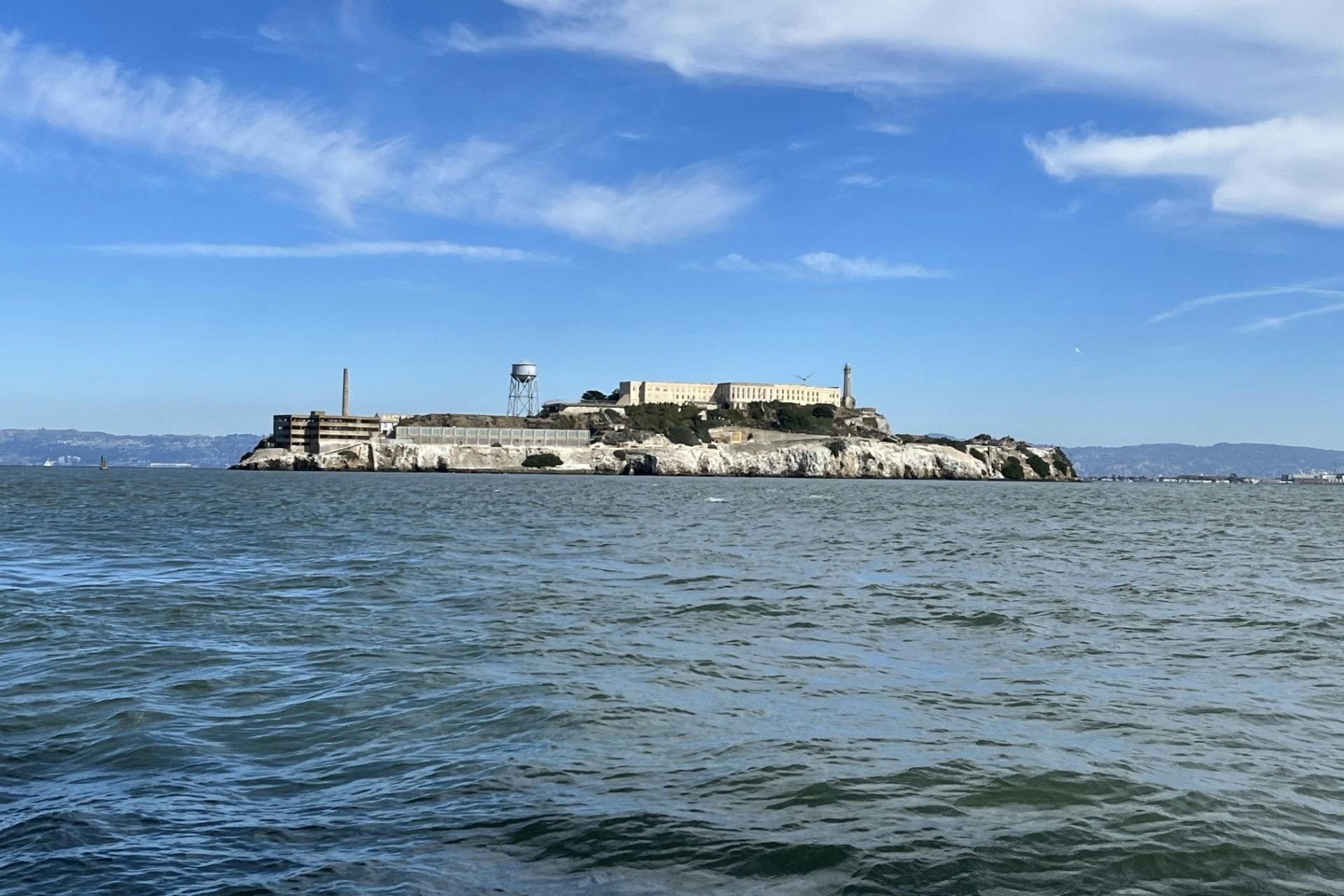 乘坐SV Kindred Spirits从海湾拍摄的恶魔岛照片