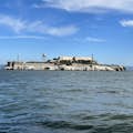 Photo de l'île d'Alcatraz prise depuis la baie à bord du SV Kindred Spirits