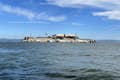 Foto da Ilha de Alcatraz tirada da baía a bordo do SV Kindred Spirits