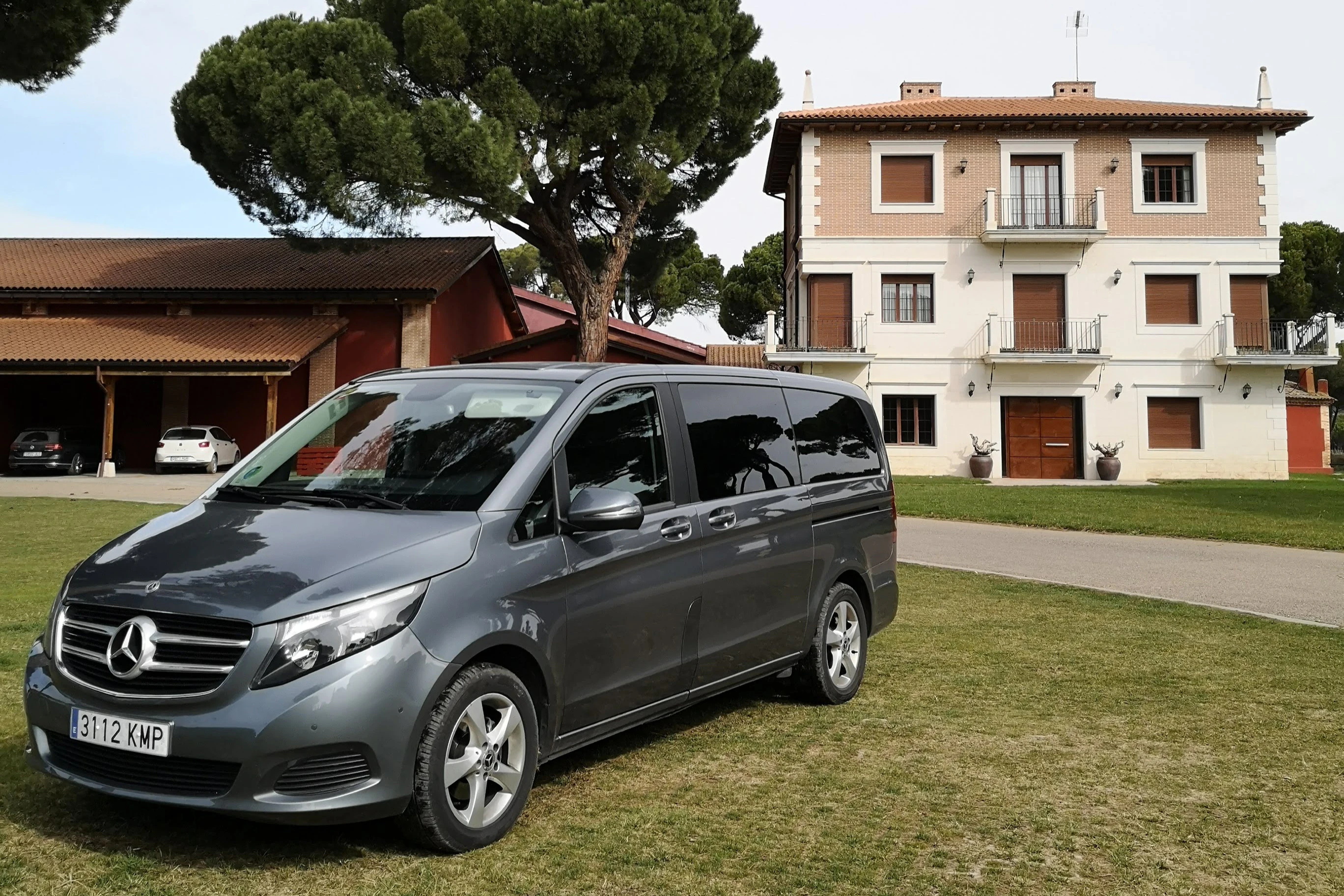 Madrid: Private Barajas Airport Transfer with Mercedes Vehicle