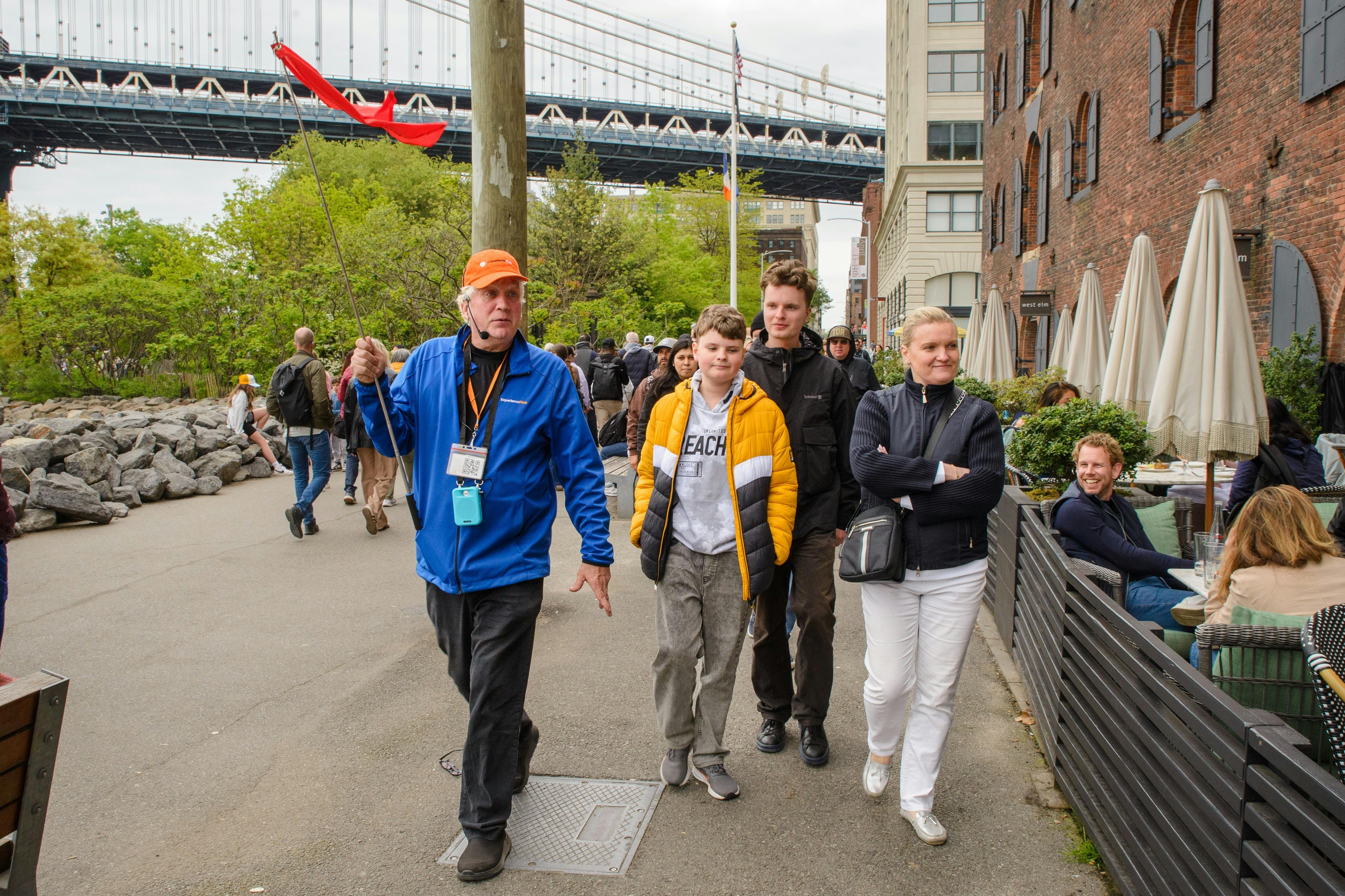 브루클린, 브롱크스, 퀸즈 버스 투어 가이드와 게스트의 단체 사진