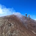 In cammino lungo le calde fumarole del Cratere Centrale dell'Etna
