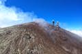 In cammino lungo le calde fumarole del Cratere Centrale dell'Etna