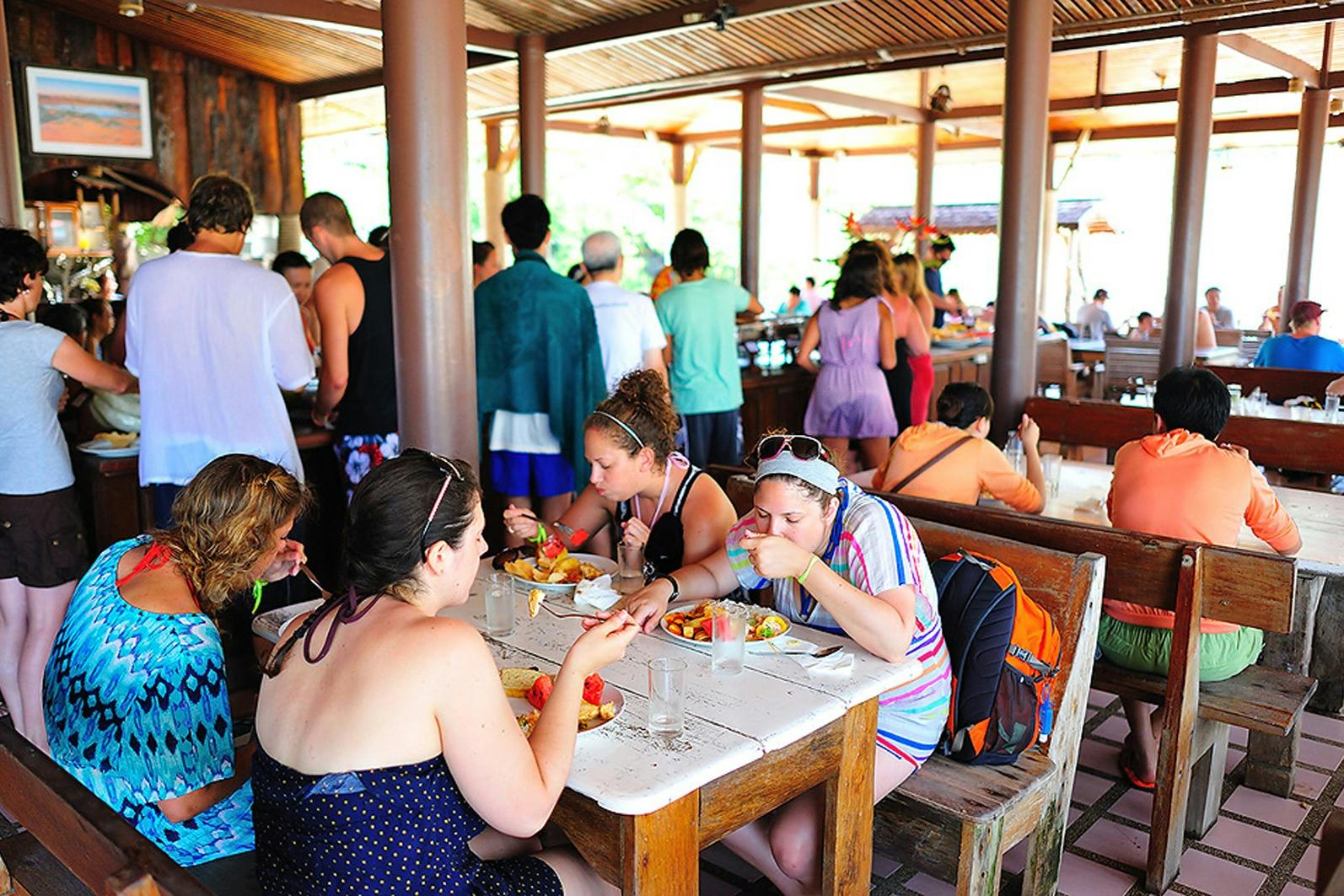 抵达涛山（ Ko Tao Montra ） ，享用美味的泰国自助午餐。