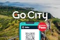 Go City oahu Pass auf einem Smartphone mit einem Bild eines Wanderweges im Hintergrund