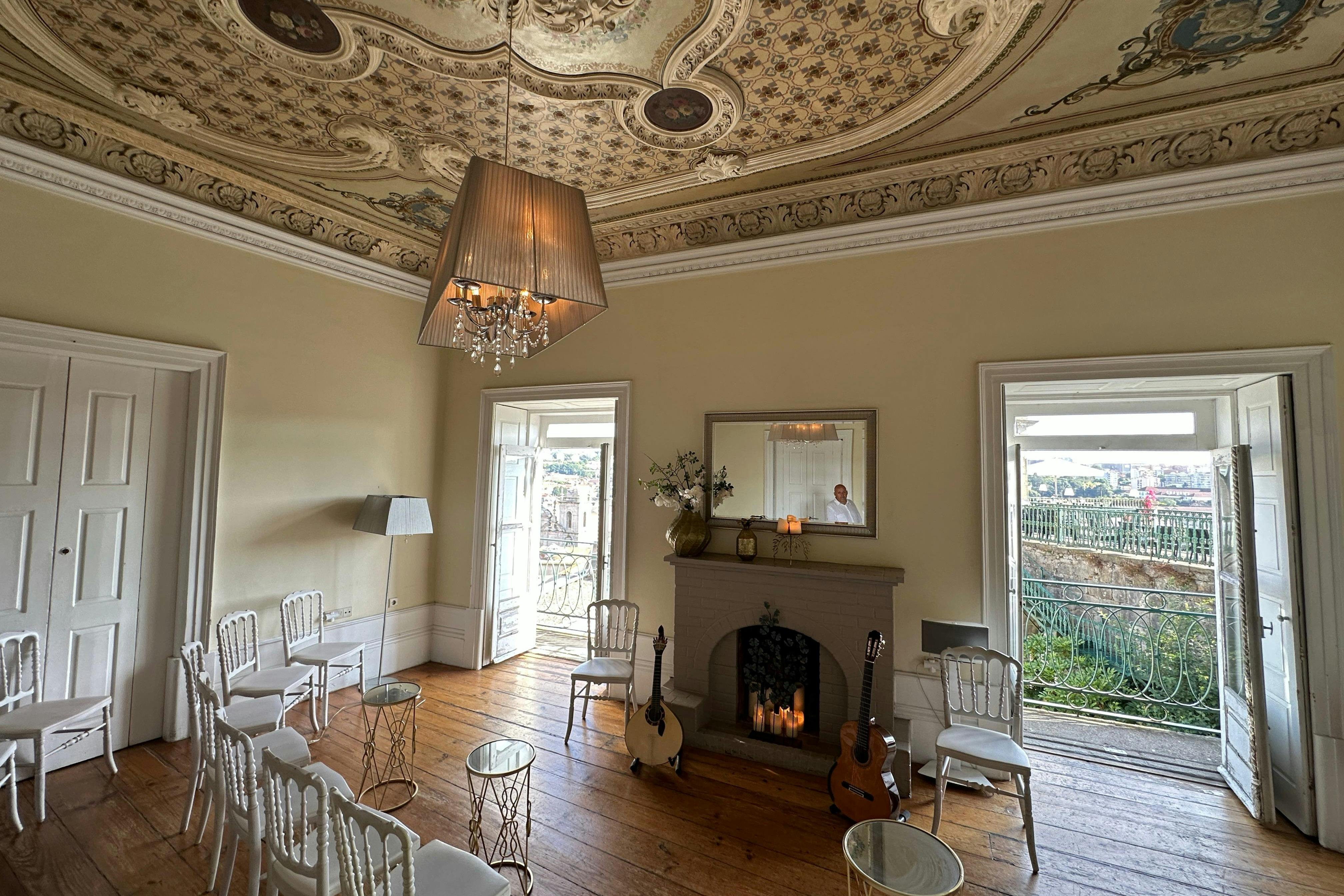 un ambiente intimo ed elegante. Lo spettacolo si svolge in una sala nobile splendidamente restaurata con pavimenti in legno massiccio.