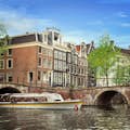 アムステルダム運河の橋の下をクルージング