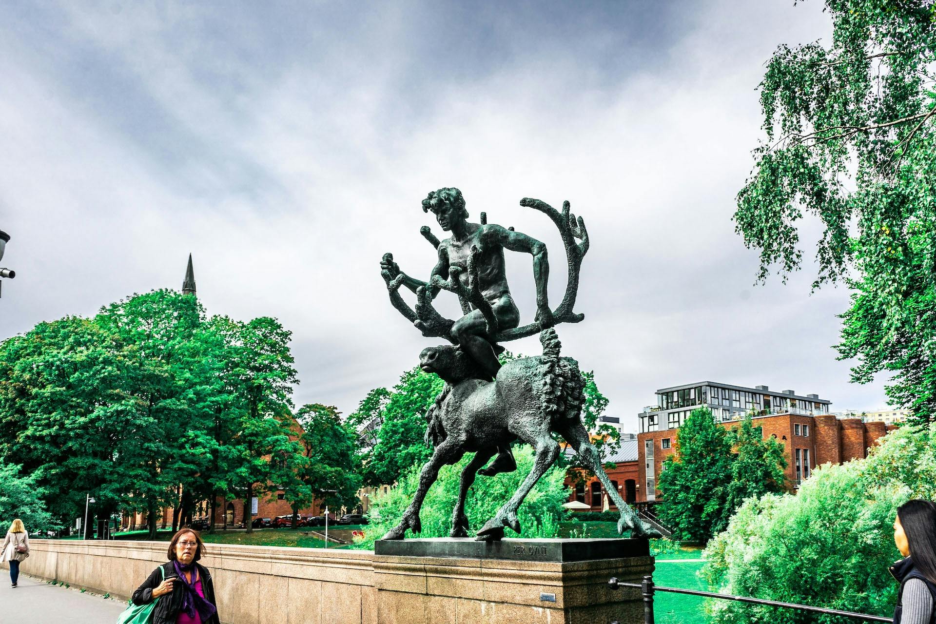 おとぎ話の橋の上の像