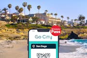 San Diego All-Inclusive Pass van Go City weergegeven op een smartphone met een strand van San Diego op de achtergrond