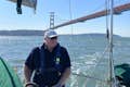 Navegando de volta para a baía sob a ponte Golden Gate