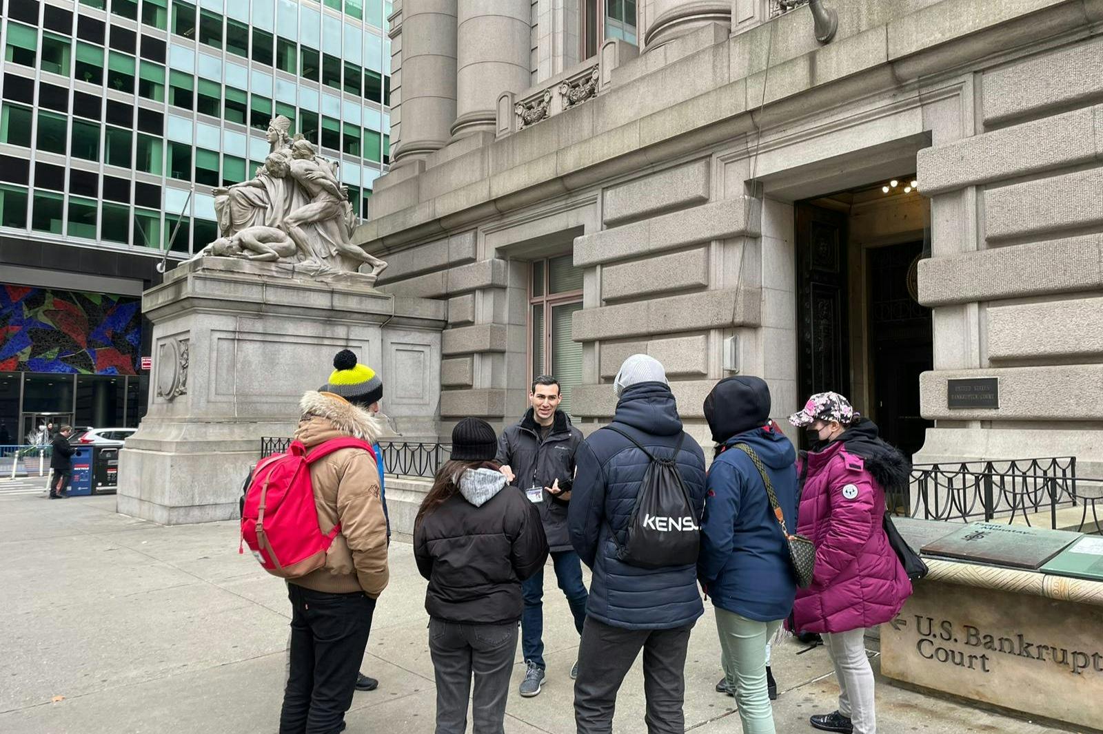 흥미진진한 모험을 떠날 준비가 된 투어 그룹의 생생한 사진이 집합 장소에 모였습니다.