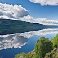 Un reflex perfecte del cel al llac Ness