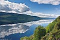 En perfekt himmelsreflektion över Loch Ness