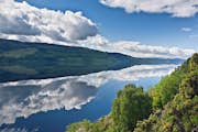 Dokonalý odraz oblohy na jezeru Loch Ness