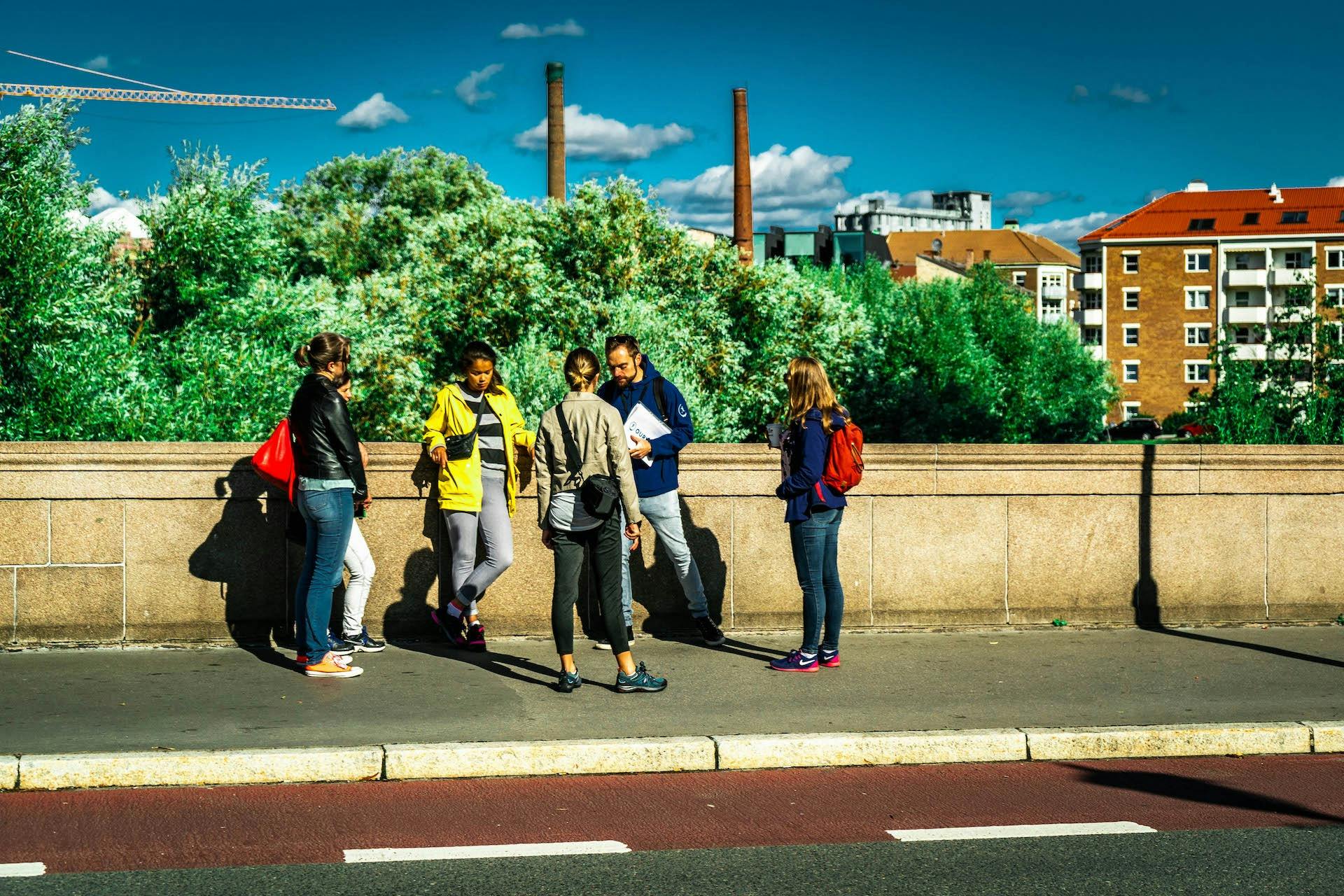 The Fairytale Bridgeでツアー中のグループ