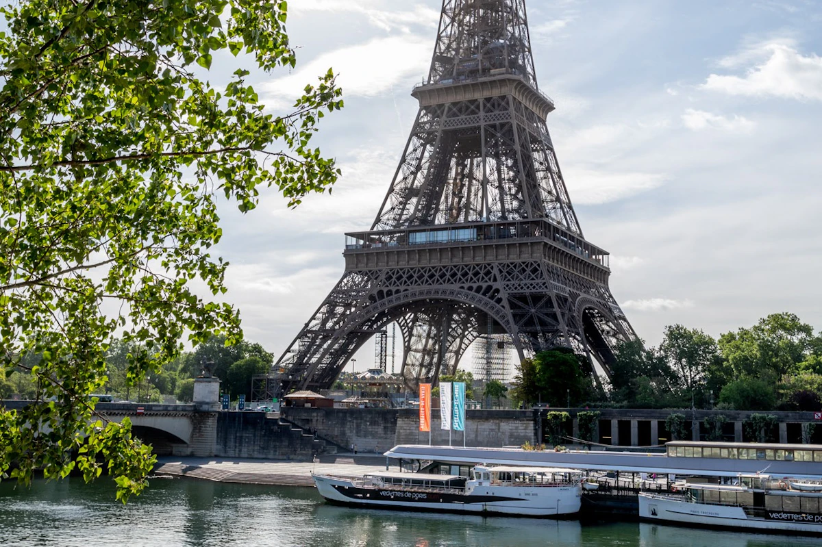 Seine River: Electric Boat Guided Sightseeing Cruise + Fast Track Ticket — 1