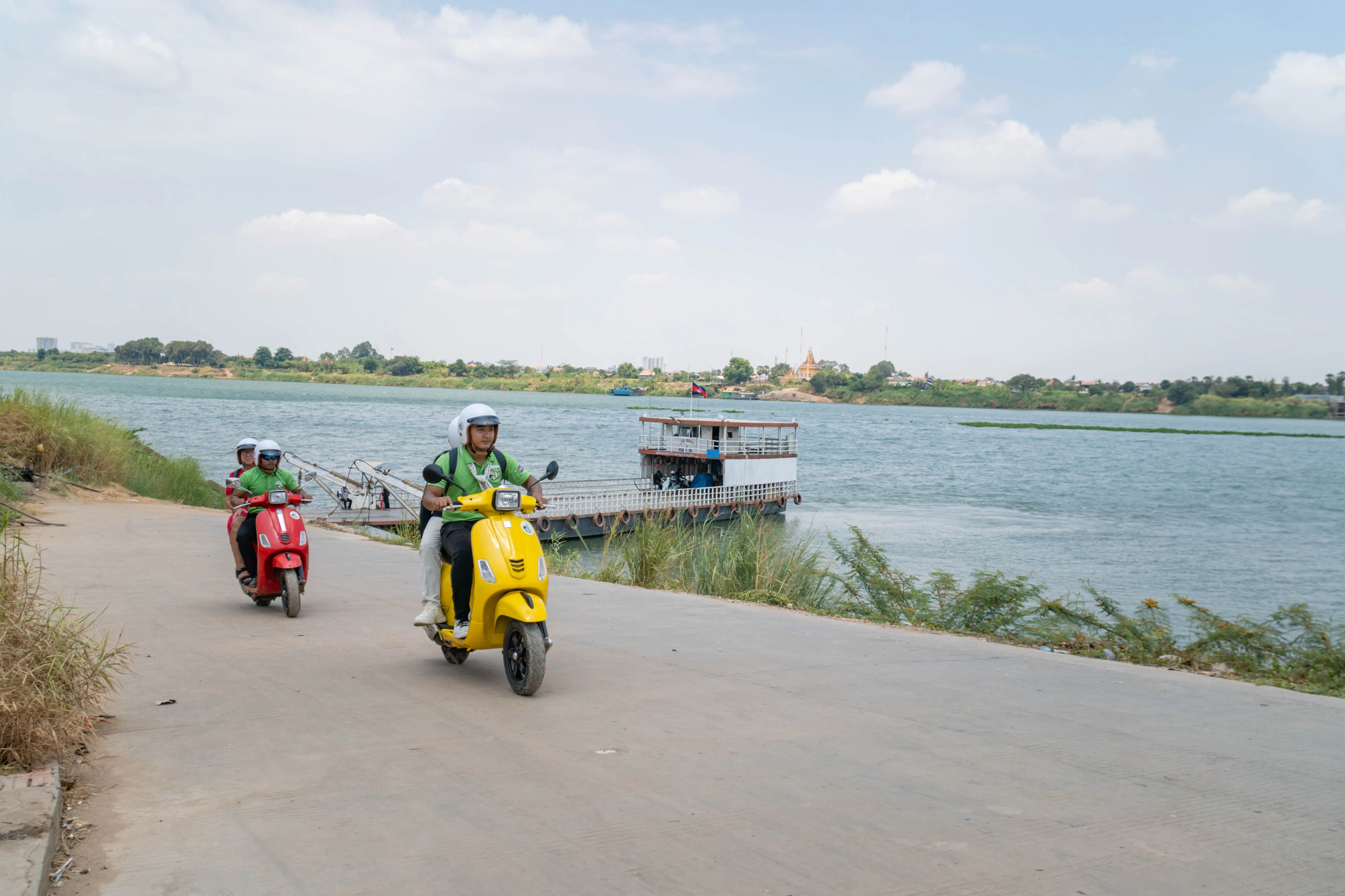 Phnom Penh: Half-Day Silk Island Vespa Tour + Transfers