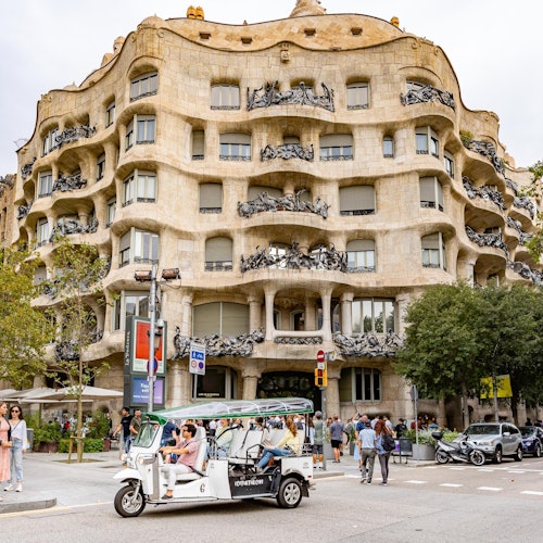 Barcelona: Welcome Tour by Private Electric Tuk Tuk