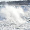 Spectaculaire ijsformaties gevormd door de bevroren mist van de Niagara watervallen