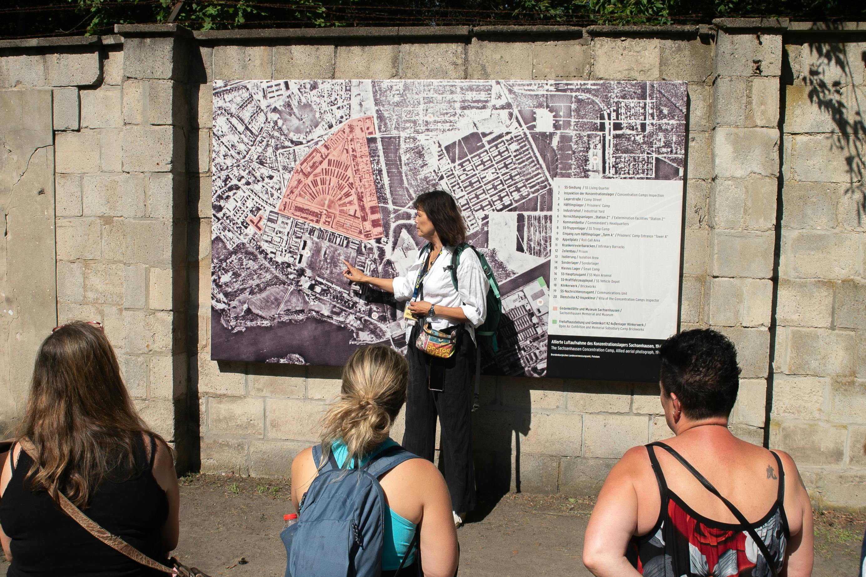 Turguider forklarer prototypeplanen for hele lejrsystemet.