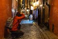 Ein Gast fängt die magische Atmosphäre in den Straßen der Stockholmer Altstadt ein
