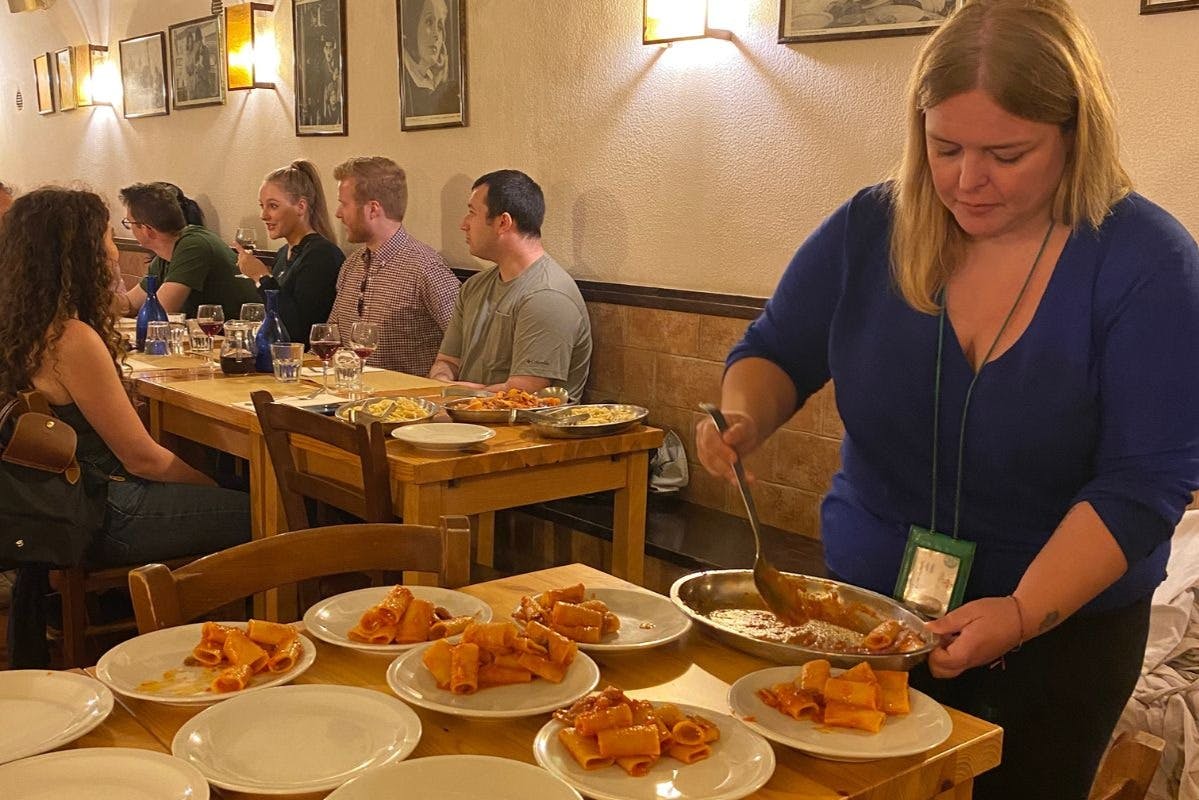 Vår pastaprovsmakning i Trastevere är utsökt: cacio e pepe, amatriciana carbonara och allt det bästa, med vin förstås.