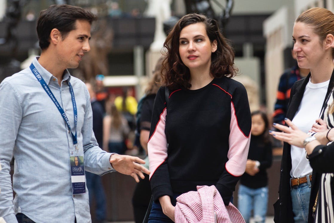 Gids voor het tonen van de collectie aan gasten