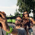 Un groupe d'amis prenant un selfie devant le City Train