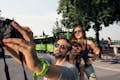 Un grup d'amics prenent-se una selfie davant del tren de la ciutat